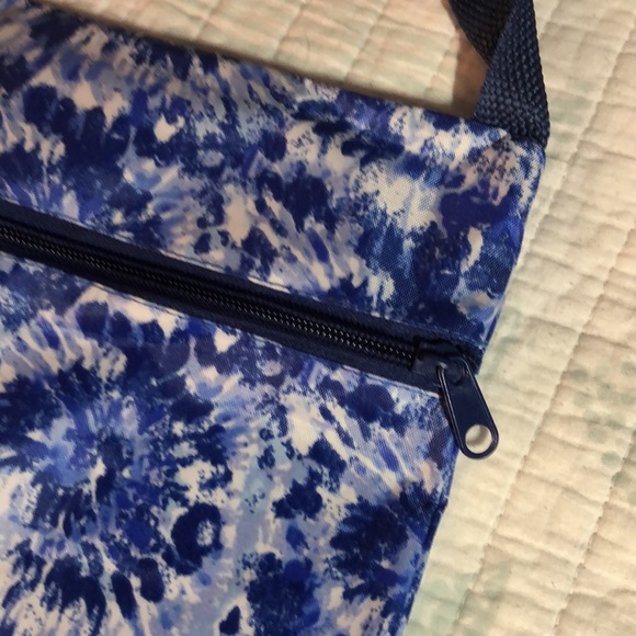💙🤍💙 Crossbody Bag Tie-dye 💙🤍💙 NWT - Picture 3 of 5